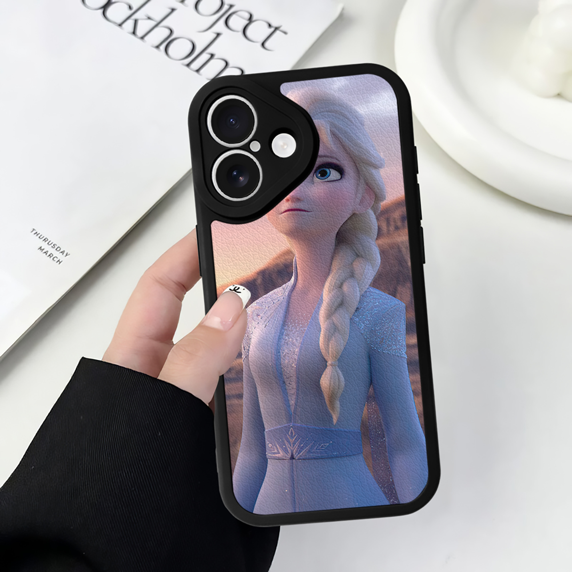 （画像用） アナと雪の女王 アンナ エルサ Frozen Anna Elsa 【iPhone 16シリーズ対応】シリコンスマホケース（レザー調） 材質：シリコン